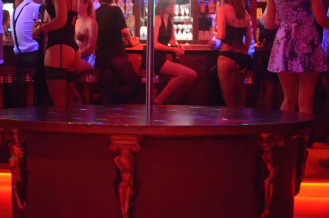 swinger club